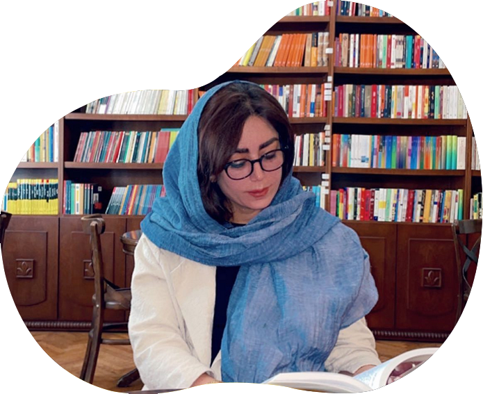 دکتر فهیمه رضایی در حال مطالعه در کتابخانه